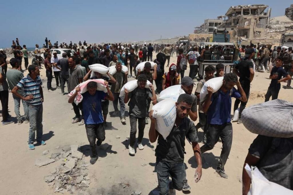 Israel lets aid into Gaza, but UN says it’s not enough to stop famine, اسرائیل نے غزہ میں امداد کی اجازت دی، لیکن اقوام متحدہ کا کہنا ہے کہ قحط کو روکنے کے لیے یہ کافی نہیں ہے۔